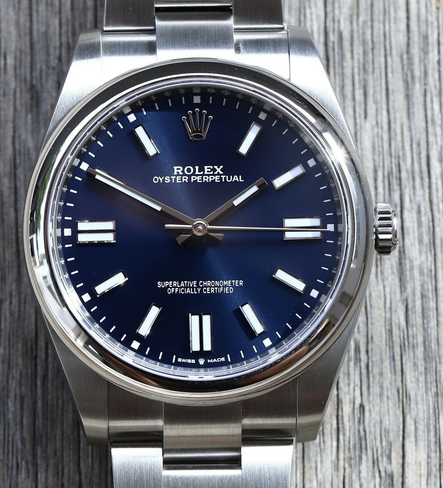 ROLEX Oyster Perpetual 41 with a bright blue dial and an Oyster bracelet  M124300-0003 Complete