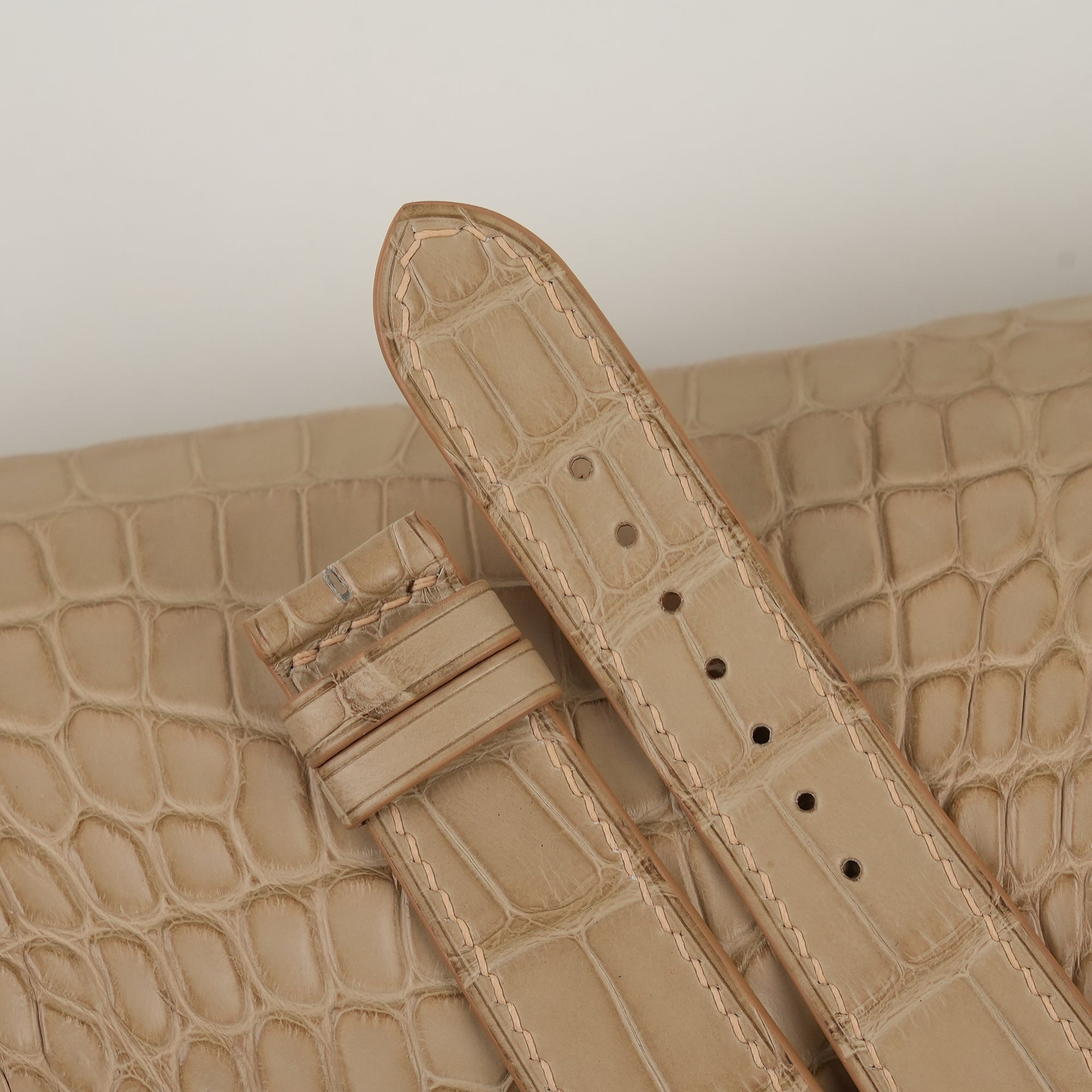 AlligatorLeatherWatchStrapWatchVaultBeige02.jpg