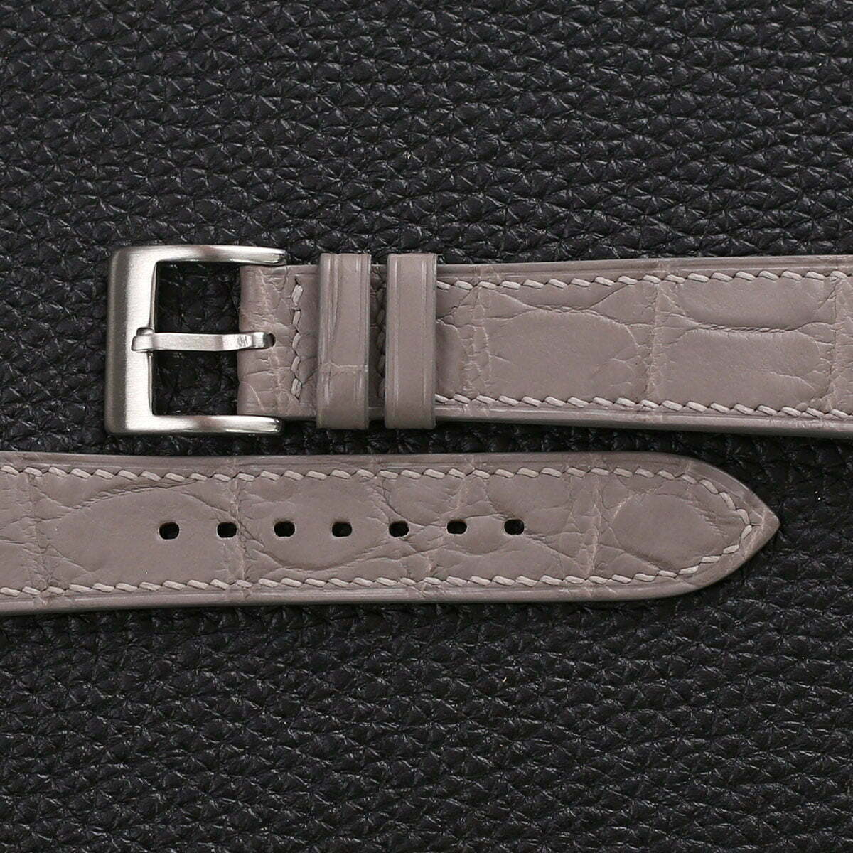 AlligatorLeatherWatchStrapWatchVaultCementGrey02.jpg