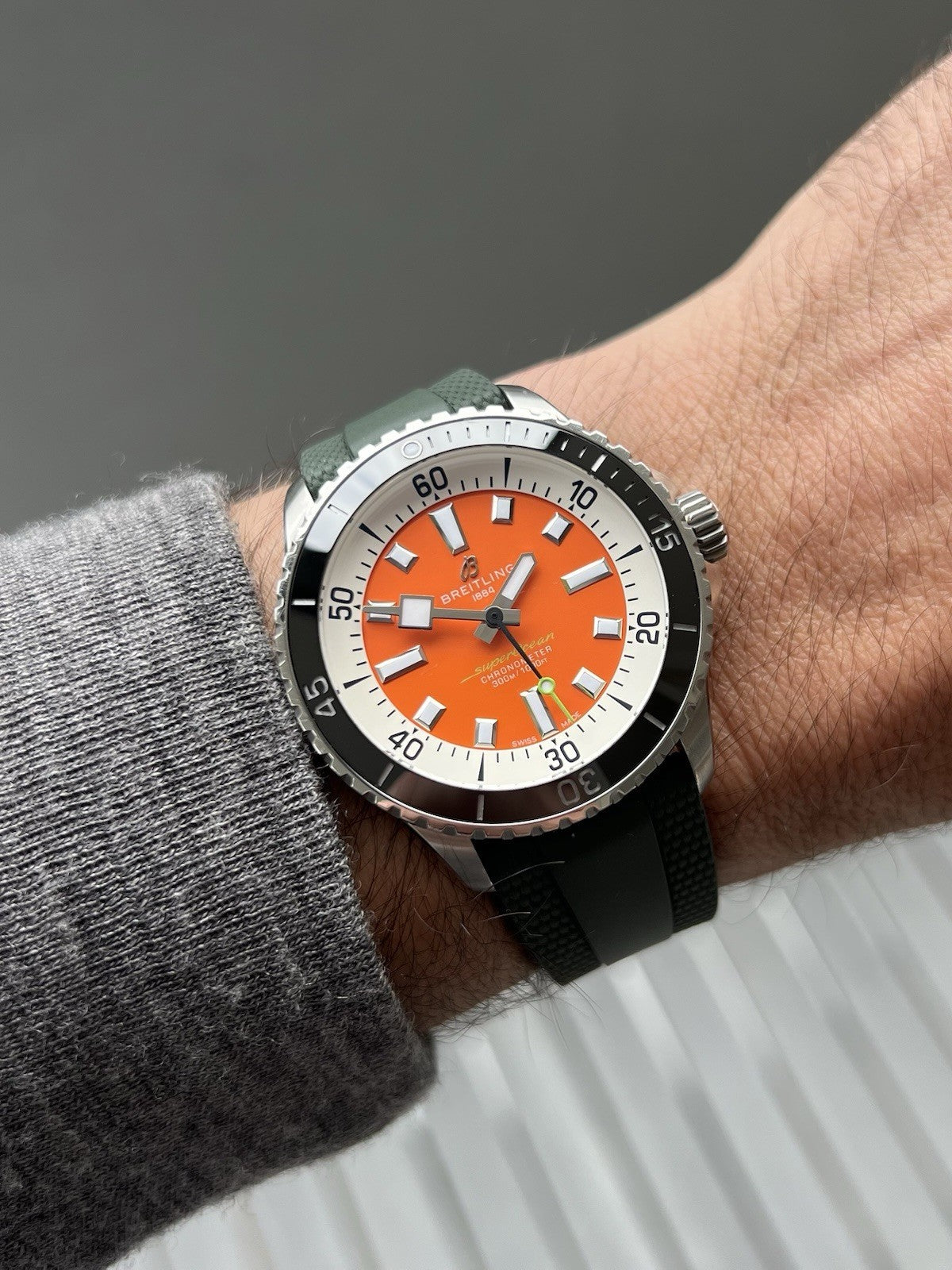 BreitlingSuperoceanAutomatic42KellySlaterA173751A1O1S1-2022WatchVault02.jpg