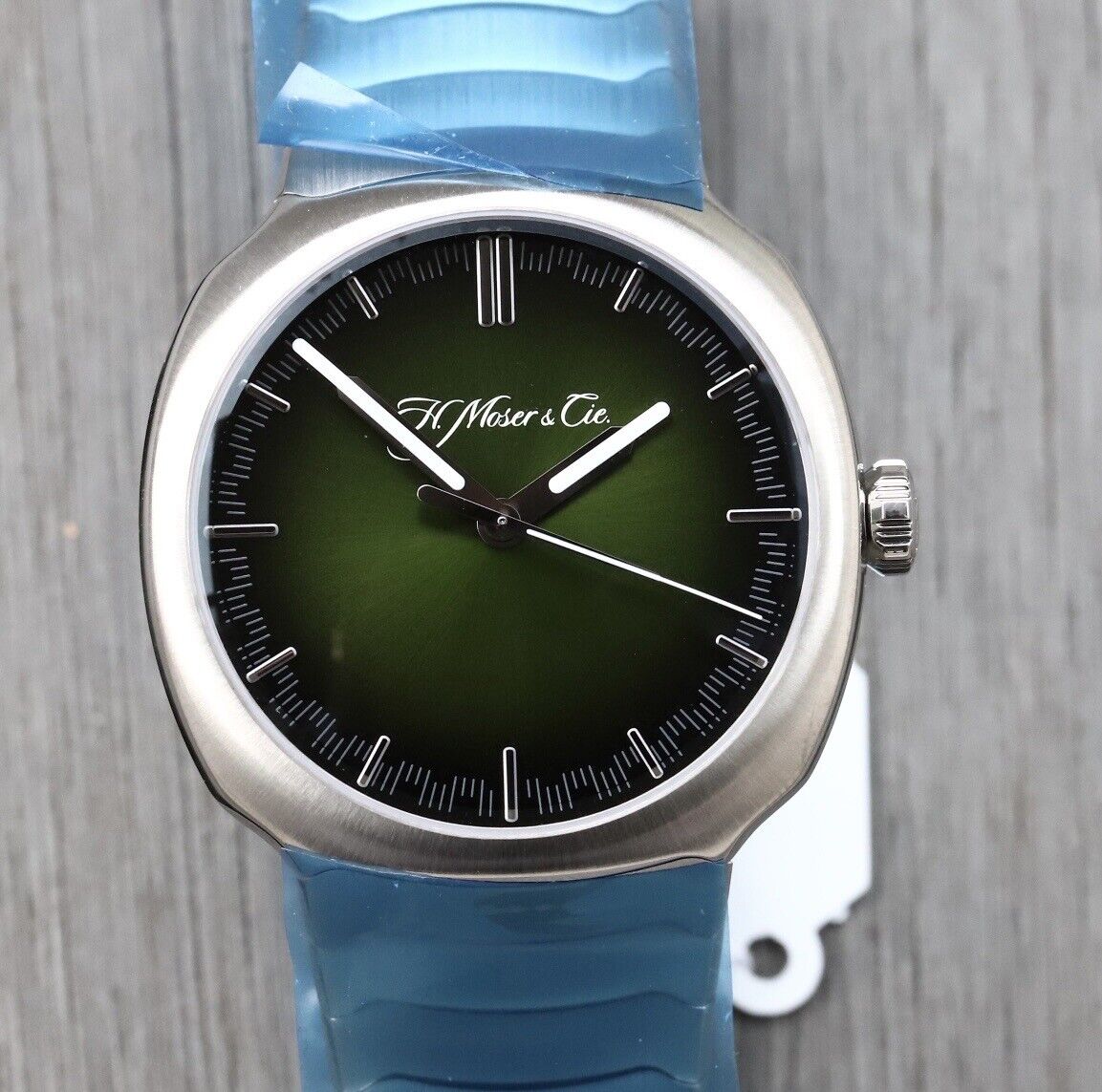 H.Moser_Cie.StreamlinerCentreSecondsGreen6200-1200WatchVault01.jpg