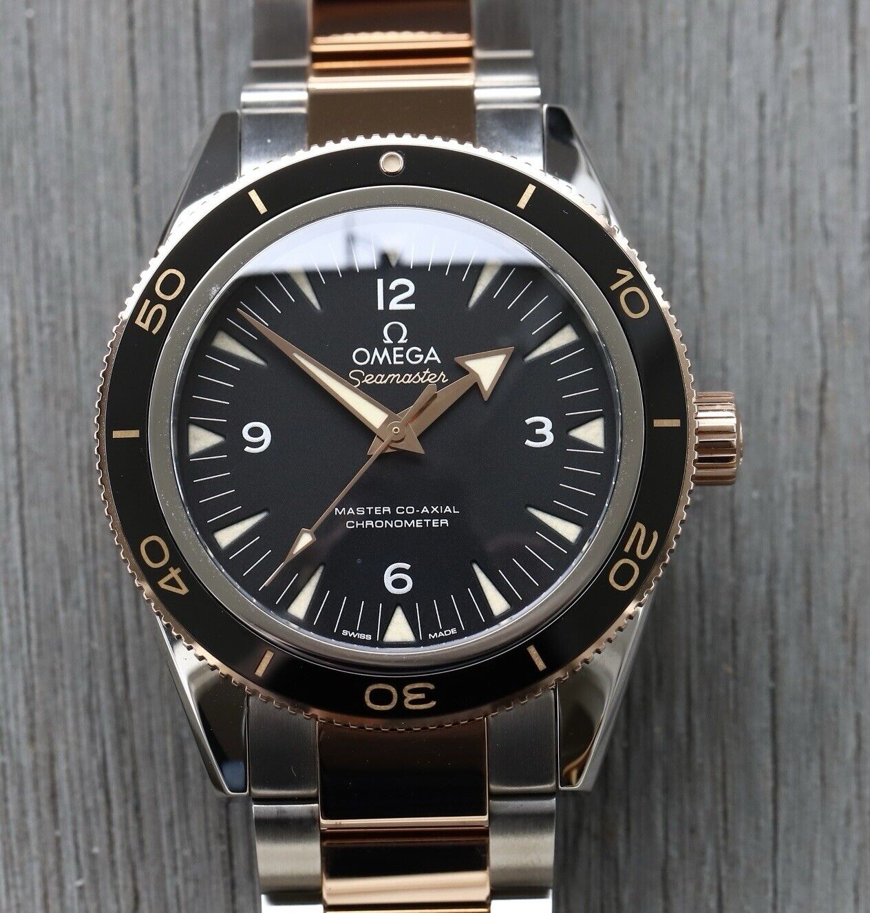 OmegaSeamaster300Co_Axial41mmSednaGoldTwo-Tone233.20.41.21.01.001WatchVault01.jpg