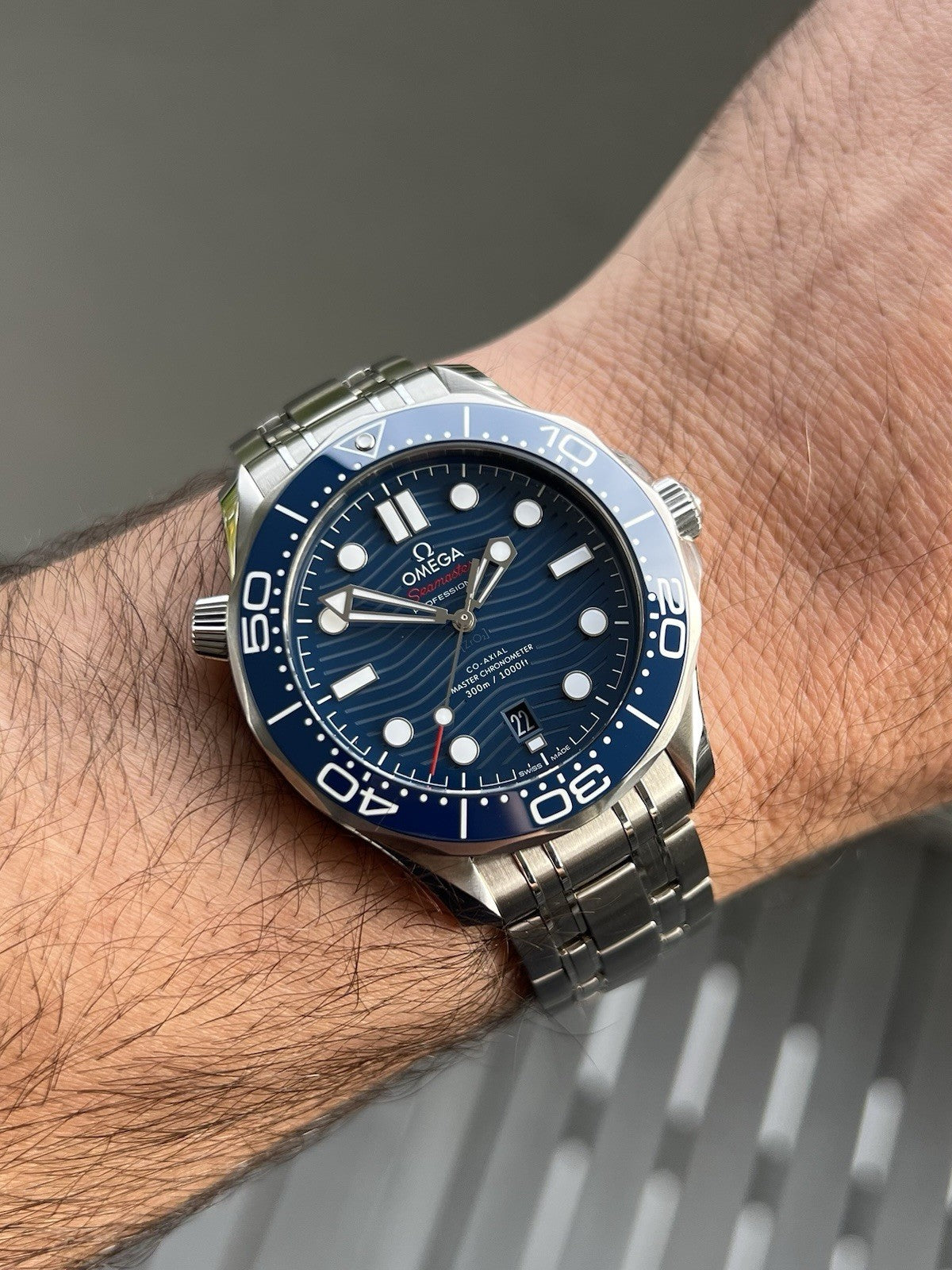 OmegaSeamasterDiver300MCo-AxialBlue42mm210.30.42.20.03.001-2022WatchVault02.jpg