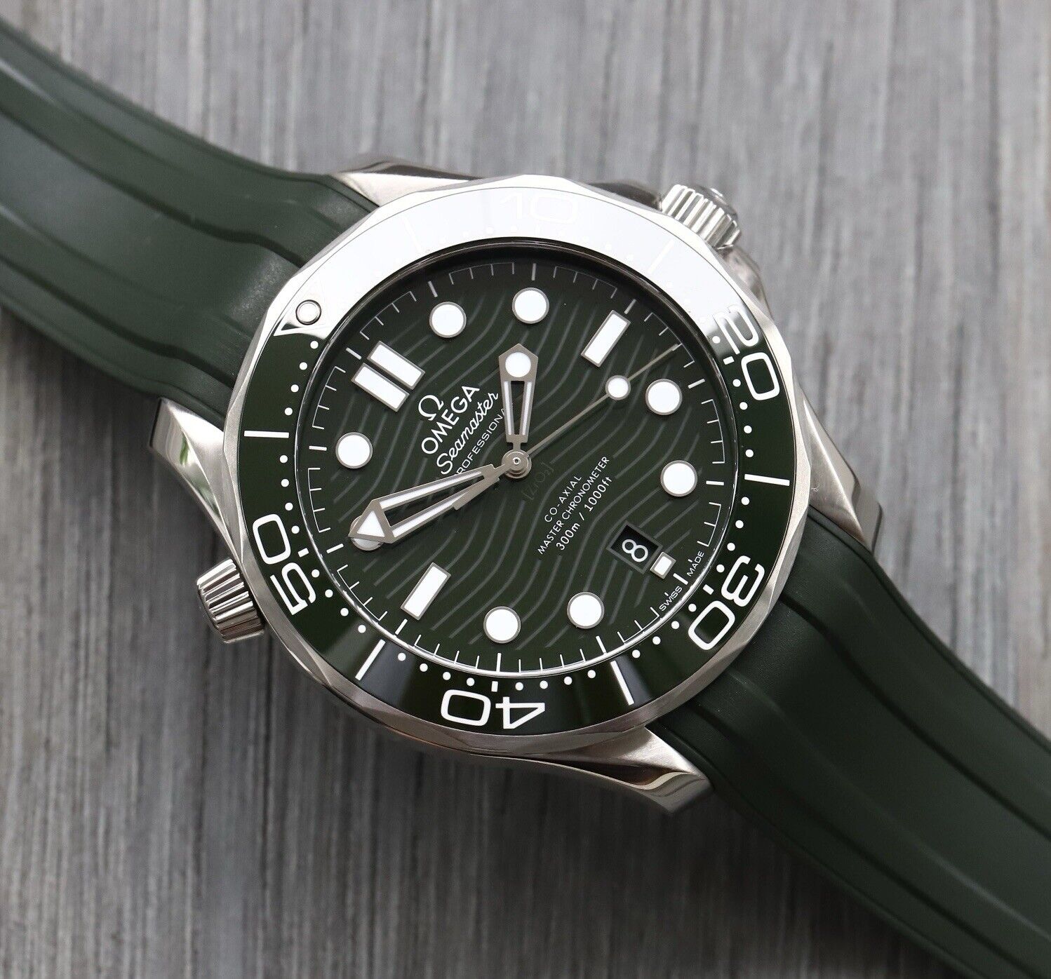 OmegaSeamasterDiver300mGreenDial210.30.42.20.10.001-2022WatchVault02.jpg