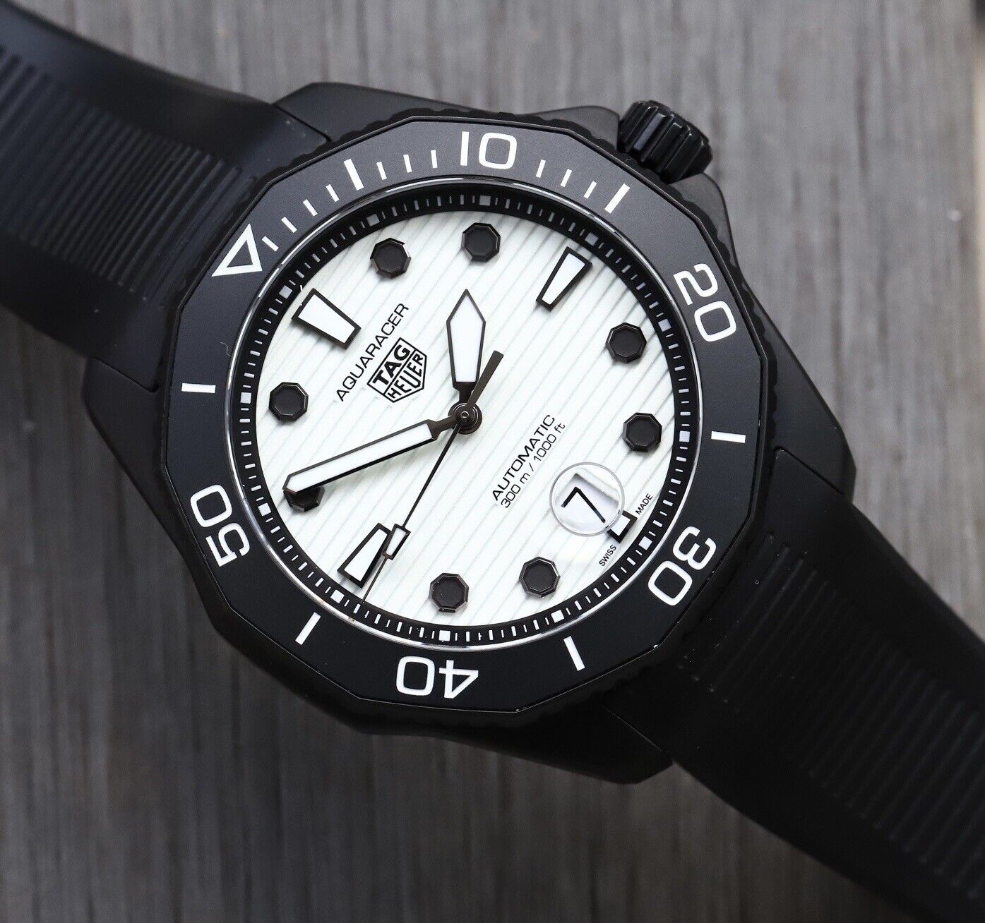 TAGHeuerAquaracerProfessional300NightDiver43mmWBP201D.FT6197-2021WatchVault02.jpg