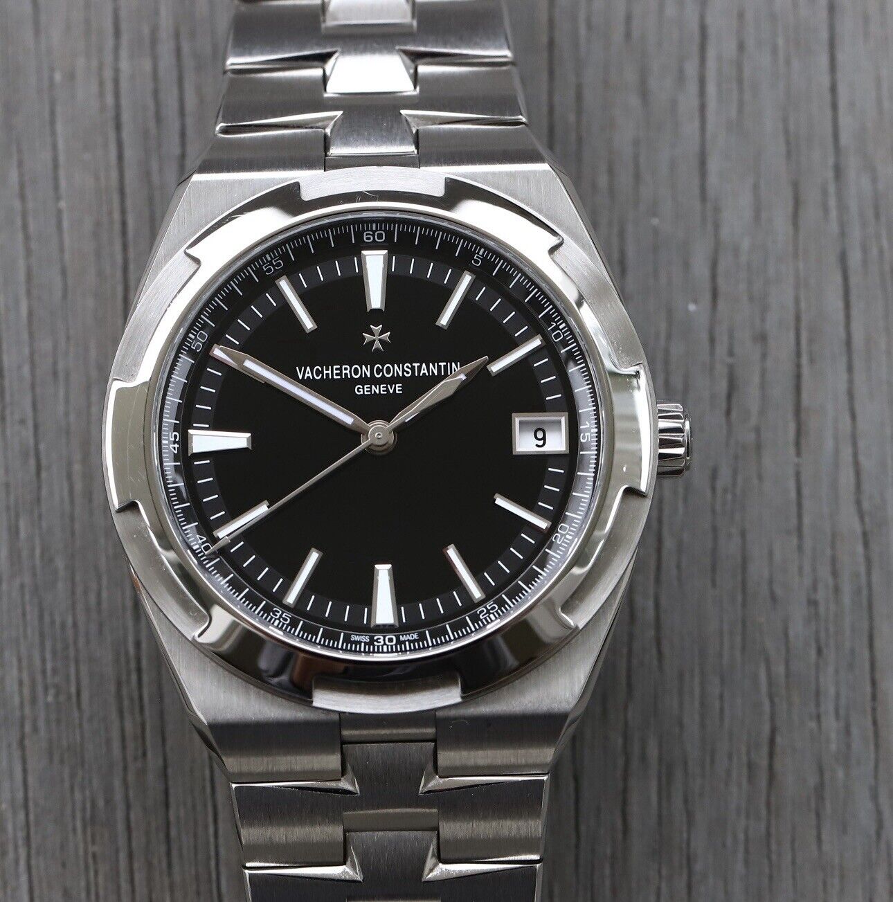 VacheronConstantinOverseas4500V110A-B483BlackDial-2023WatchVault01.jpg