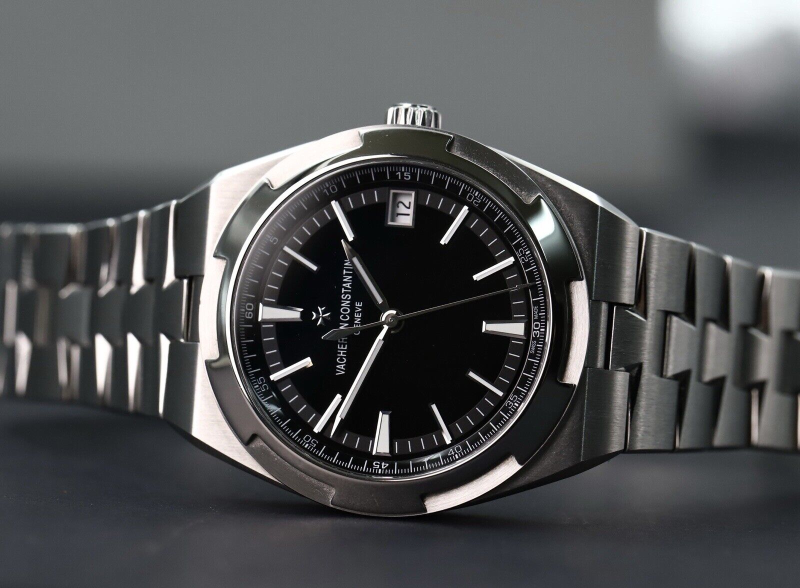 VacheronConstantinOverseas4500V110A-B483BlackDial-2023WatchVault02.jpg