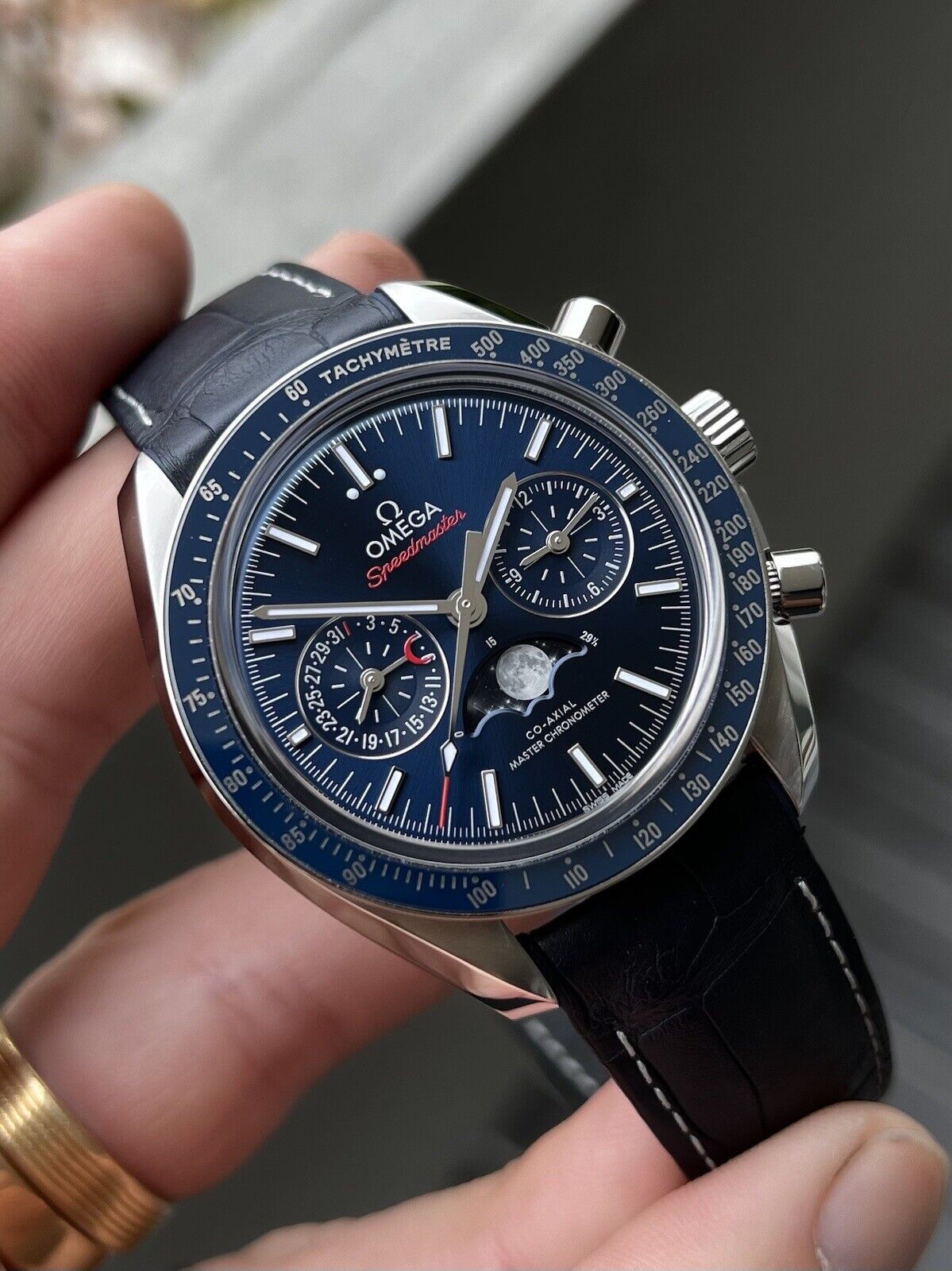 Omega speedmaster moonphase chronograph master online chronometer